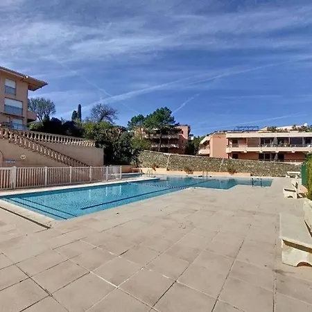 New 3 Bedrooms + Terrass + Carpark Apartmán