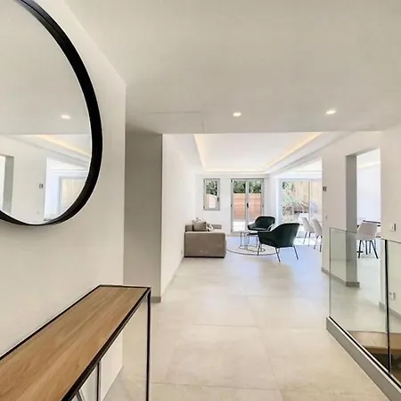 New 3 Bedrooms + Terrass + Carpark Apartmán *